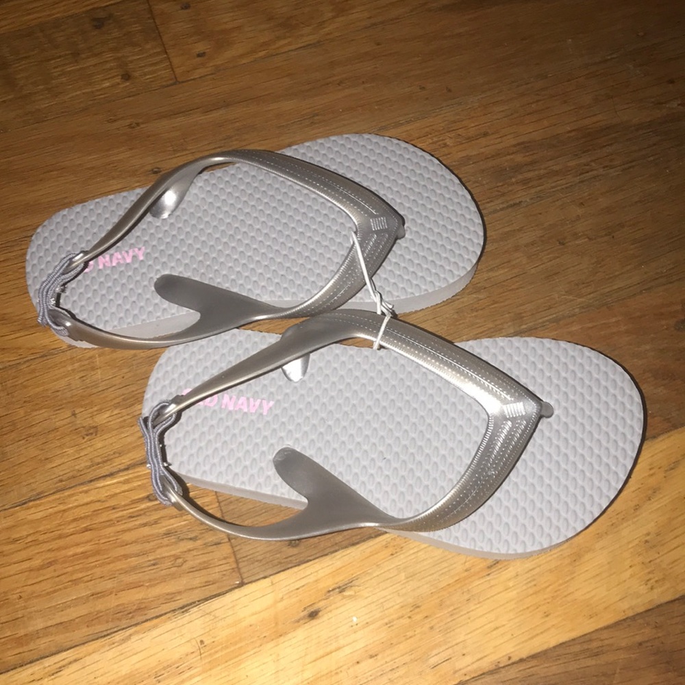 Brand new size 8 gray flip flop